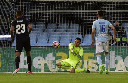 Keylor Navas (centro) despeja un tiro a puerta.