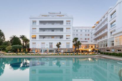 La piscina y los clásicos toldos amarillos del Gran Hotel La Toja.