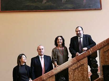 De izquierda a derecha, María José Almenar y Ángel Villanueva, de Bancaja, entidad patrocinadora del traslado a España de las obras de Zuloaga y Sorolla; Rosa Suárez Zuloaga, familiar del artista, y Javier Viar ante <b><i>La víctima de la fiesta.</b></i>