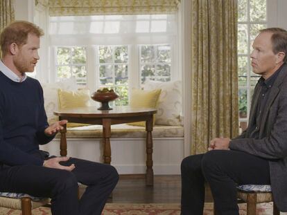 El príncipe Enrique de Inglaterra y el periodista Tom Bradby, durante la entrevista realizada en Estados Unidos para la cadena ITV