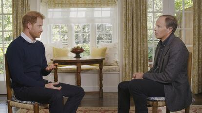 El príncipe Enrique de Inglaterra y el periodista Tom Bradby, durante la entrevista realizada en Estados Unidos para la cadena ITV