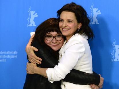 Isabel Coixet (izquierda) y la actriz Juliette Binoche, en la presentación de 'Nadie quiere la noche' en Berlín.