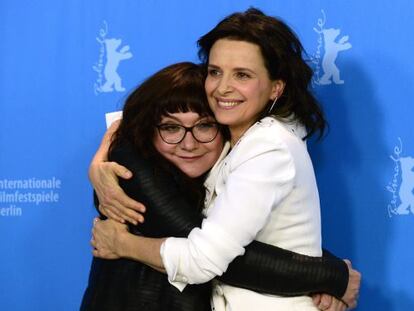 Isabel Coixet (izquierda) y la actriz Juliette Binoche, en la presentaci&oacute;n de &#039;Nadie quiere la noche&#039; en Berl&iacute;n.