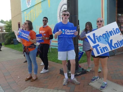 Partidarios de Clinton y Kaine, en la calle principal de Farmville (Virginia).