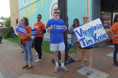 Partidarios de Clinton y Kaine, en la calle principal de Farmville (Virginia).