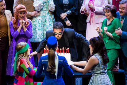 Antonio Banderas sopla velas de cumpleaños en una escena de 'Company'.