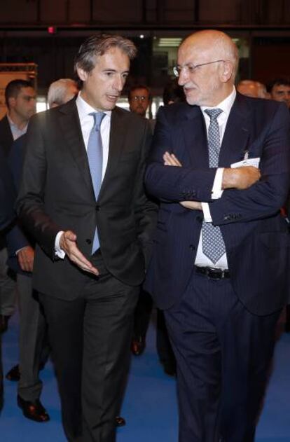 El ministro de Fomento, &Iacute;&ntilde;igo de la Serna y el presidente de Mercadona, Juan Roig, en el acto sobre el Corredor Mediterr&aacute;neo, en Madrid. 