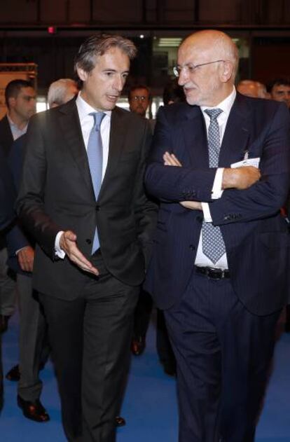 El ministro de Fomento, Íñigo de la Serna y el presidente de Mercadona, Juan Roig, en el acto sobre el Corredor Mediterráneo, en Madrid.