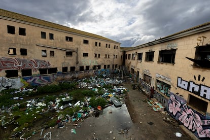 La antigua cárcel de Palma de Mallorca, en donde residen más de 200 personas que están a la espera de ser desalojados en los próximos días.