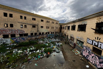 La antigua cárcel de Palma de Mallorca, en donde residen más de 200 personas que están a la espera de ser desalojados en los próximos días. 