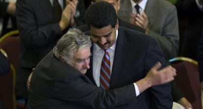 Mujica saluda a Maduro en la reuni&oacute;n del Mercosur.