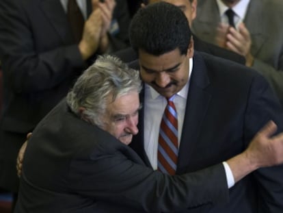 Mujica saluda a Maduro en la reuni&oacute;n del Mercosur.