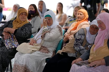 Mujeres de Srebrenica siguen la transmisión en directo del Tribunal de Crímenes de Guerra de Yugoslavia en La Haya.