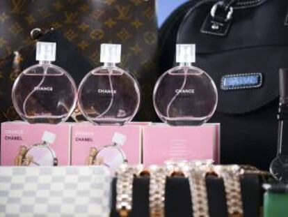 Imagen de varios perfumes y mercancía falsificada.