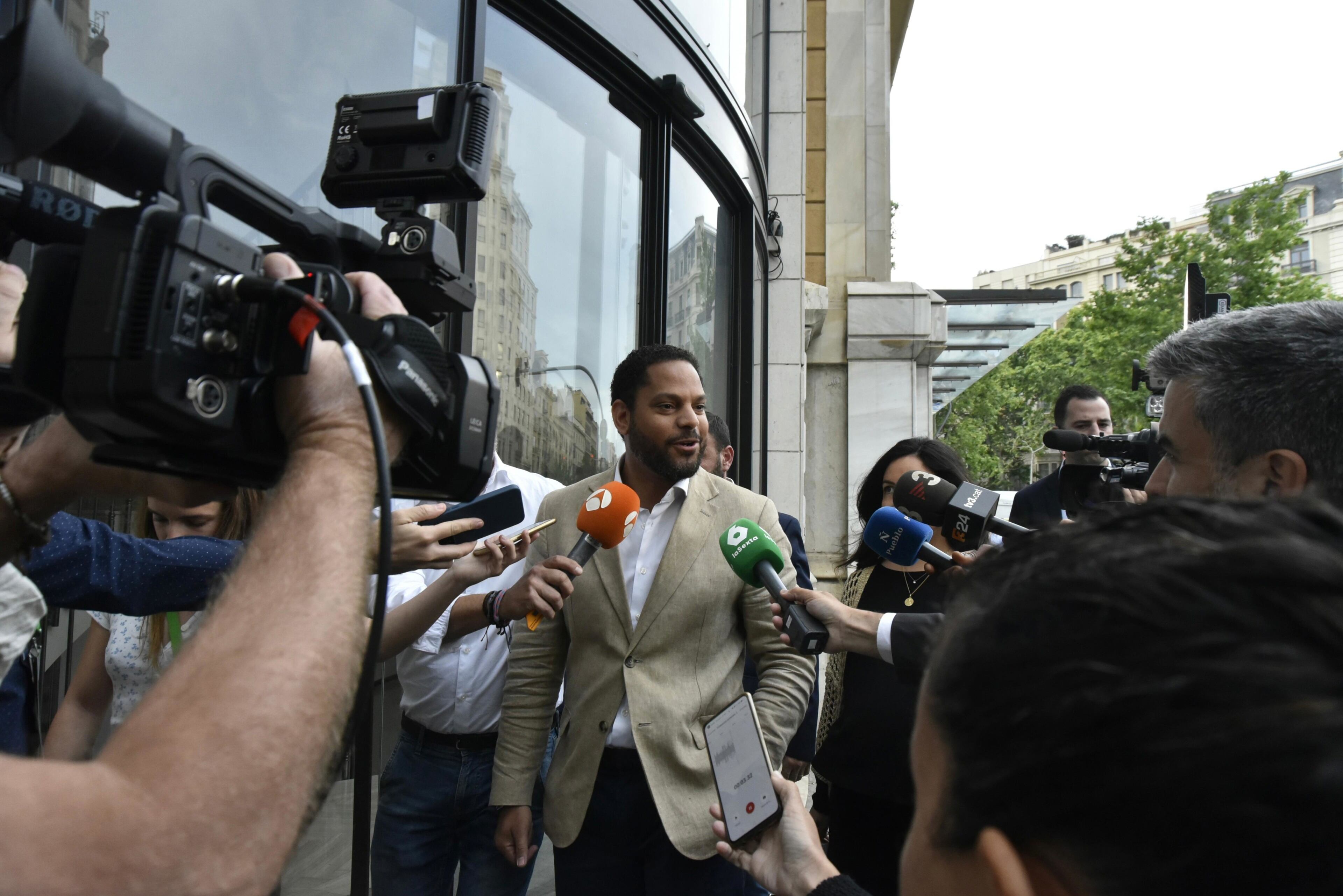 El candidato de Vox a presidir la Generalitat, Ignacio Garriga, llega al hotel Avenida Palace de Barcelona para seguir la noche electoral.