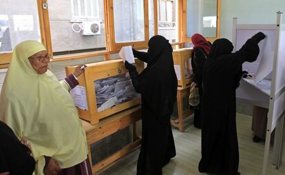 Varias mujeres ejercen su derecho al voto en un colegio electoral del barrio de Manial.