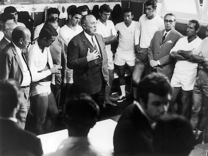 El entonces presidente del Real Madrid, Santiago Bernabéu, da un discurso al equipo en los vestuarios antes de una sesión de entrenamiento, el 17 de agosto de 1968.