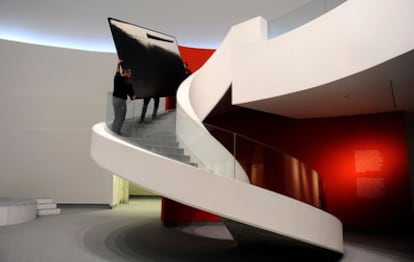 Operarios retiran una obra de Hugo Fontela de una de las últimas exposición con el actual equipo de gestión del Centro Niemeyer