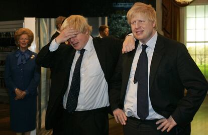 Johnson visita o museu Madame Tussauds em maio de 2009 para ver sua reprodução em cera.