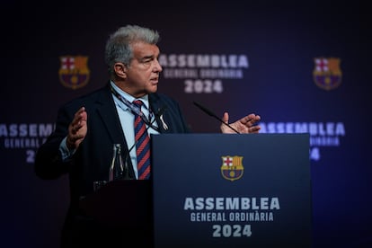 El presidente del FC Barcelona, Joan Laporta, en su discurso inicial en la Asamblea General Ordinaria 2024 del club azulgrana este sábado.