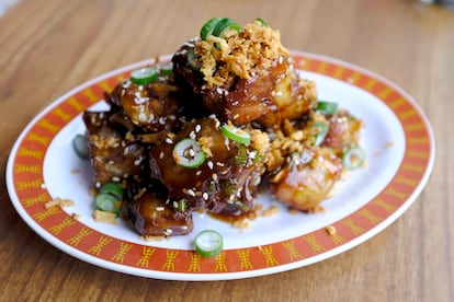 Las costillas del señor Ping son uno de los platos que triunfan en el restaurante Muyummy, en Coslada.