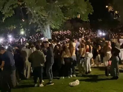 Cientos de jóvenes, sobre las nueve de la noche del sábado, haciendo botellón en el parque de Berlín.
