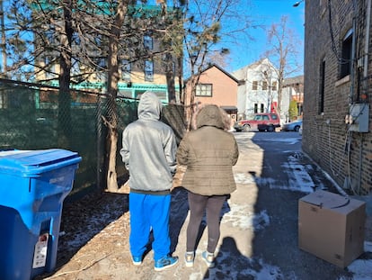 La migrante venezolana Alejandra Sierra y su hijo Reinaldo buscan cartn en el barrio chino de Chicago para ganar dinero y sobrevivir el invierno.