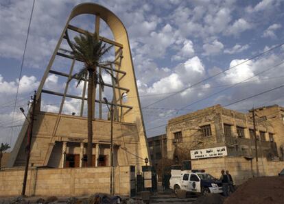 Miembros de las fuerzas de seguridad israquíes, en la puerta de la iglesia atacada.