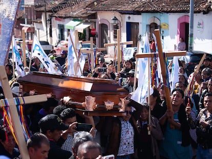 Personas asisten al funeral del padre Marcelo Pérez Pérez en el municipio de San Cristóbal de las Casas (México).