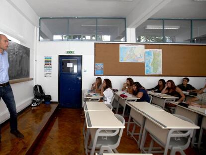 Professor dá aula no colégio Valsassina, em Lisboa (Portugal).
