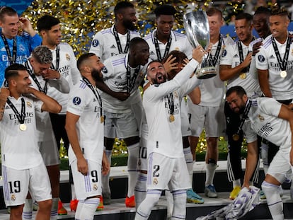 Carvajal levanza el trofeo junto a sus compañeros, al término de la final de la Supercopa de Europa disputada por el Real Madrid y el Eintracht Frankfurt este miércoles en el Estadio Olímpico de Helsinki.