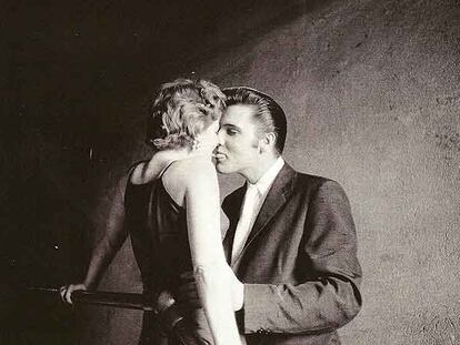 Elvis Presley besa a una desconocida en una de las piezas de la exposición.