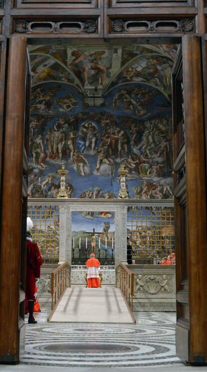 Un cardenal en la capilla Sixtina antes del comienzo del cónclave que elegirá al nuevo Papa, en la Ciudad del Vaticano.