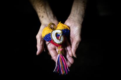 Las manos de Carmen de Blanco con un recuerdo que se trajo de Maracay (Venezuela).