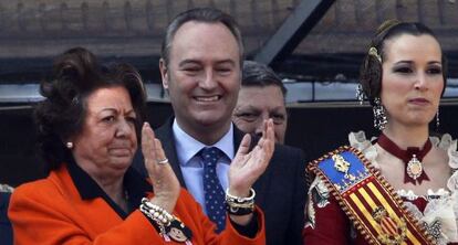 Alberto Fabra y Rita Barber&aacute; en la primera &#039;masclet&agrave;&#039; de las Fallas de 2012.