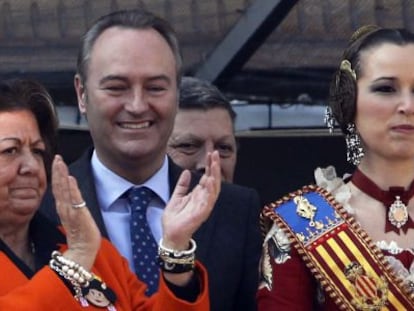 Alberto Fabra y Rita Barber&aacute; en la primera &#039;masclet&agrave;&#039; de las Fallas de 2012.