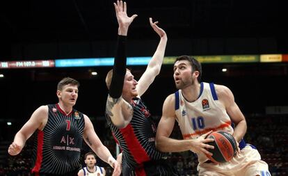 Mike Tobey ante Aaron White en el Milán - Valencia.