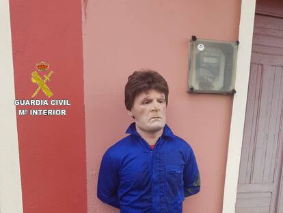 Imagen de uno de los atracadores, con careta y peluca, tomada por la Guardia Civil en Ponte do Porto (Camariñas).