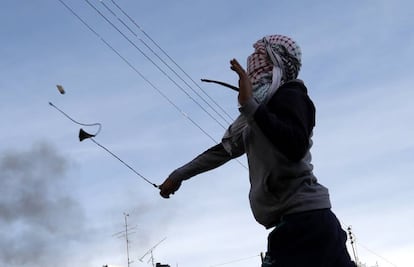 Un palestino tira piedras en Bel&eacute;n contra el reconomiento de Jerusal&eacute;n.