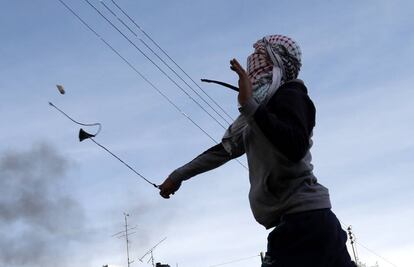 Un palestino tira piedras en Belén contra el reconomiento de Jerusalén.