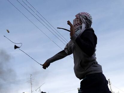 Un palestino tira piedras en Bel&eacute;n contra el reconomiento de Jerusal&eacute;n.