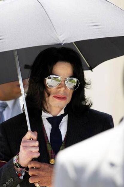 Michael Jackson entrando a los tribunales durante su juicio por abuso sexual infantil, en 2005.