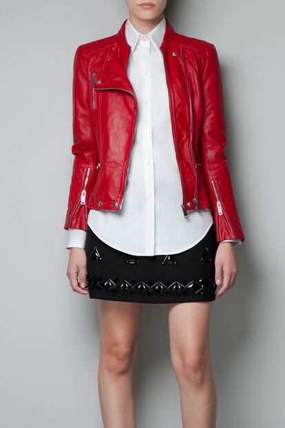 Modelo rojo con las mangas acolchadas de Zara. (149 euros)
