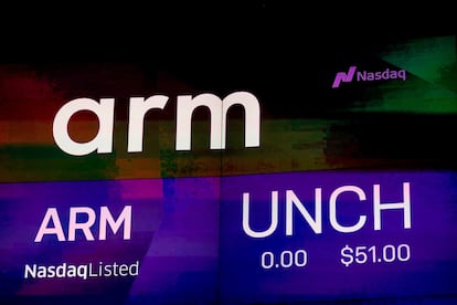 Una pantalla muestra el logotipo de Arm durante la salida a Bolsa en el Nasdaq.