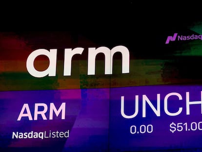 Una pantalla muestra el logotipo de Arm durante la salida a Bolsa en el Nasdaq.