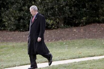 George W. Bush camina por los jardines de la Casa Blanca ayer antes de una conferencia de prensa.