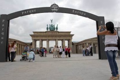 Las réplicas de la Puerta de Brandeburgo, en Parque Europa.