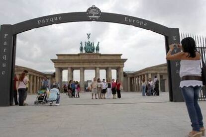 Las réplicas de la Puerta de Brandeburgo, en Parque Europa.