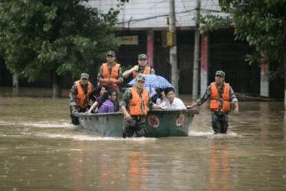 Equipos de rescate llevan a víctimas de las inundaciones en China