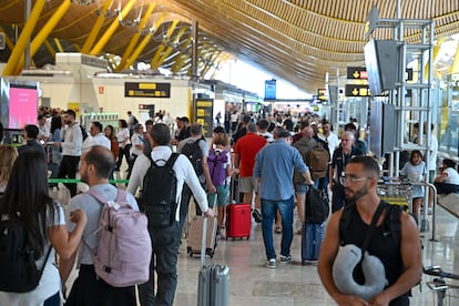 Vista general de la zona de los mostradores de facturación del aeropuerto de Barajas este lunes.